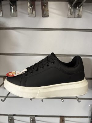 皮革質感休閒鞋