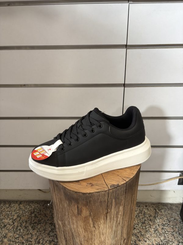 皮革質感休閒鞋