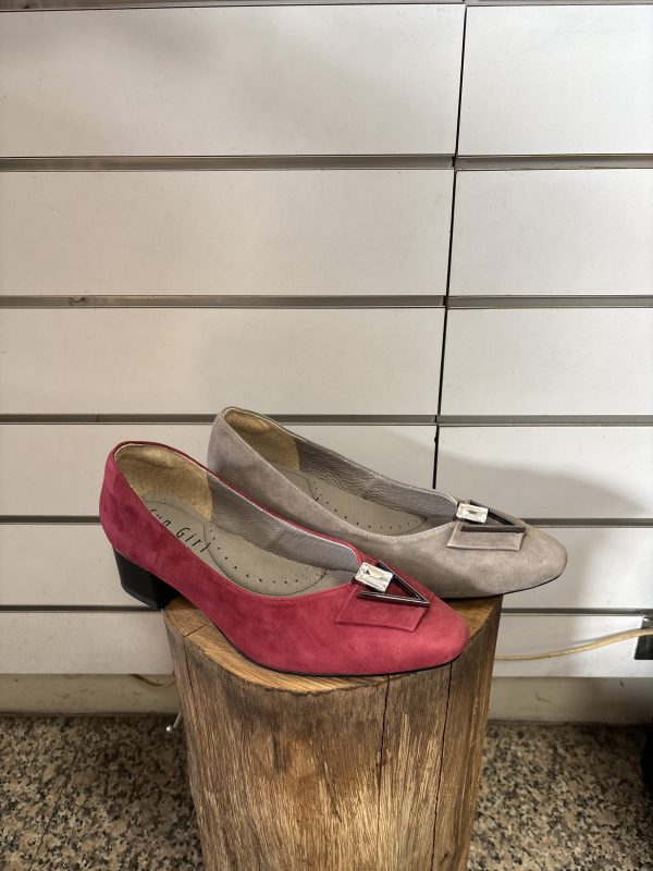 質感麂皮鑽石低跟鞋